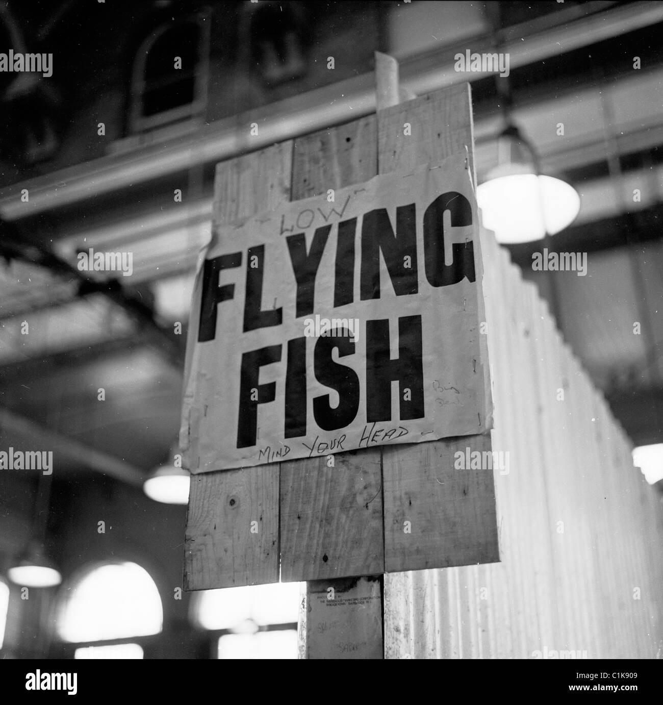 1950er Jahre, historisch, „Flying Fish“, ein Schild auf einem Händlerstand am Billingsgate Fish Market, Lower Thames Street, London... passen Sie auf! Stockfoto