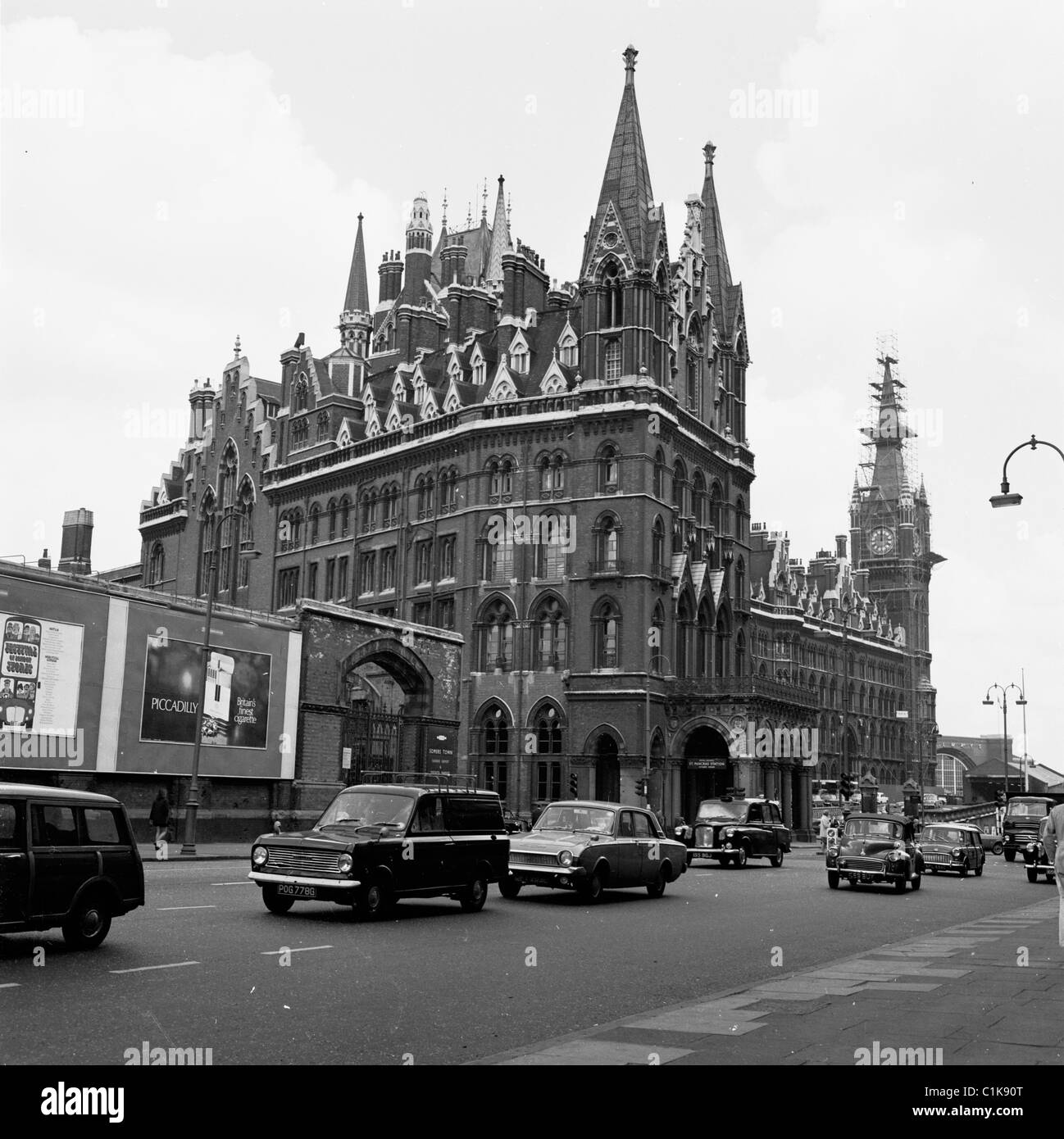 1960er Jahre, Autos auf der Euston Rd, neben dem Midland Grand Hotel und dem Bahnhof St Pancras, London. Im gotischen Stil wurde das Hotel 1873 eröffnet. Stockfoto