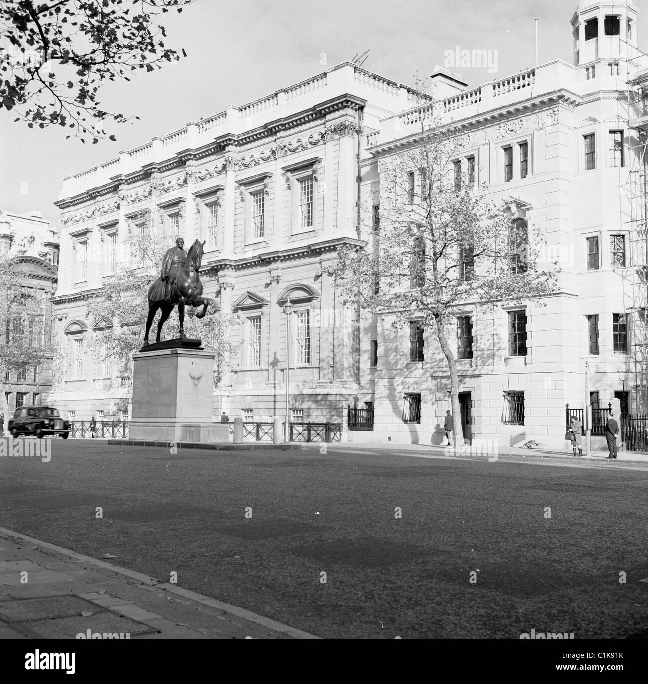 1950er Jahre, Whitehall, London, Heimat der britischen Regierung und des öffentlichen Dienstes, mit großen alten Gebäuden und dem Earl Haig Memorial. Stockfoto