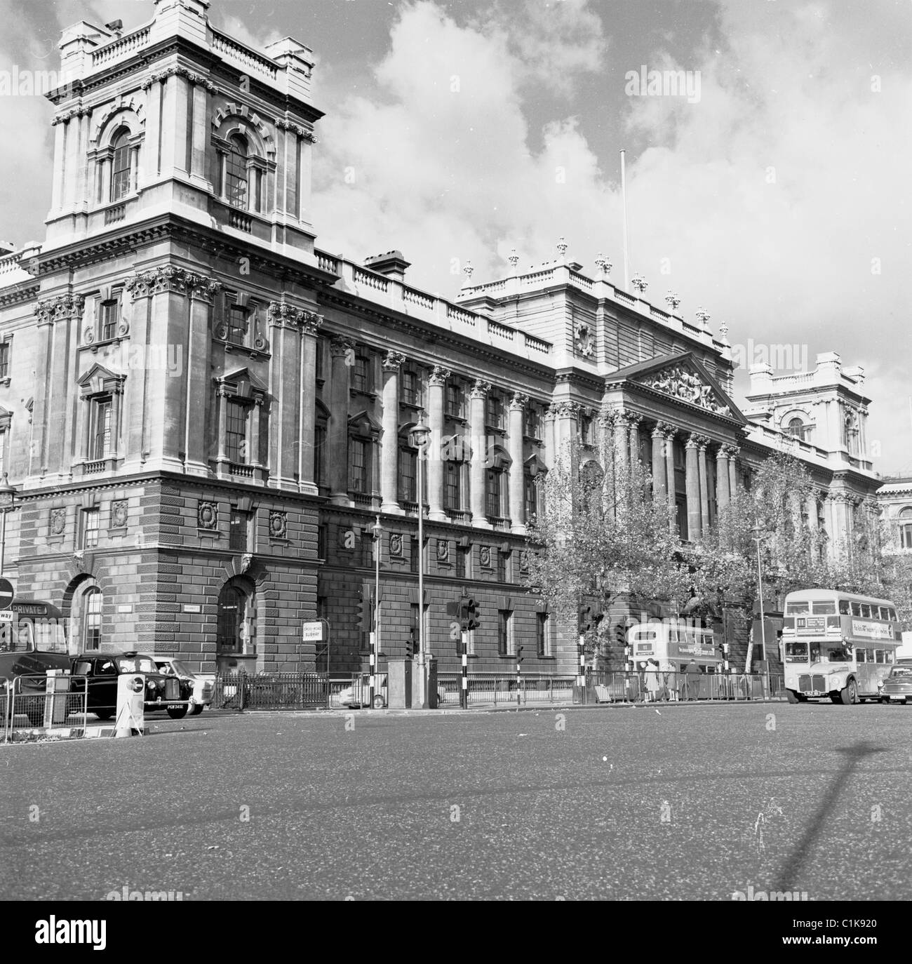 1950er, London, Whitehall, das Viertel der britischen Regierung Verwaltung und öffentlichen Dienst, zeigt ein großes altes Gebäude, ruhige Straße und Transport Stockfoto