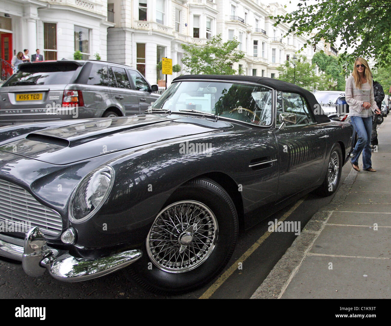 Elle Macpherson geht auf ihren Oldtimer Aston Martin nach der Einnahme von ihr Kind zur Schule London, England - 15.06.09: Stockfoto