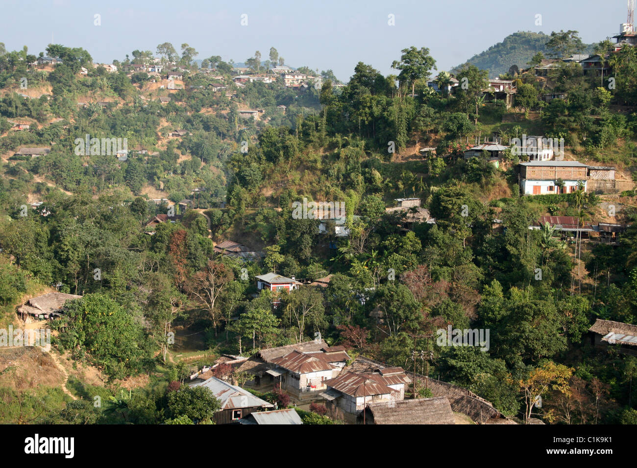Blick auf Mo Stadt auf einem bewaldeten Hügel In Nagaland, Indien Stockfoto