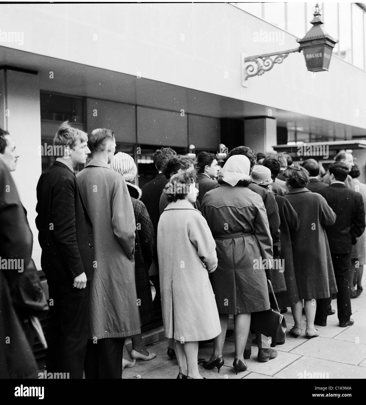 1950er Jahre historische Bild von j Allan Cash von Menschen stehen in einer Warteschlange auf eine Polizeiwache in London für einen Tag der offenen Tür eingeben. Stockfoto