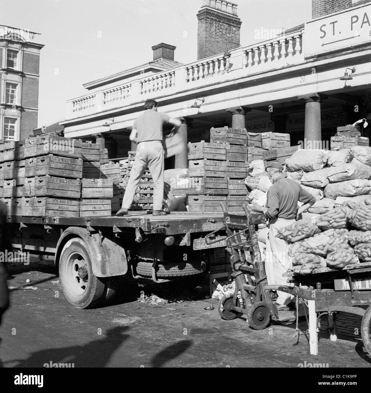 der 1950er Jahre ein Geschichtsbild der Kisten entladen wird von einem LKW außerhalb St. Pauls Kirche, Covent Garden Market. Stockfoto