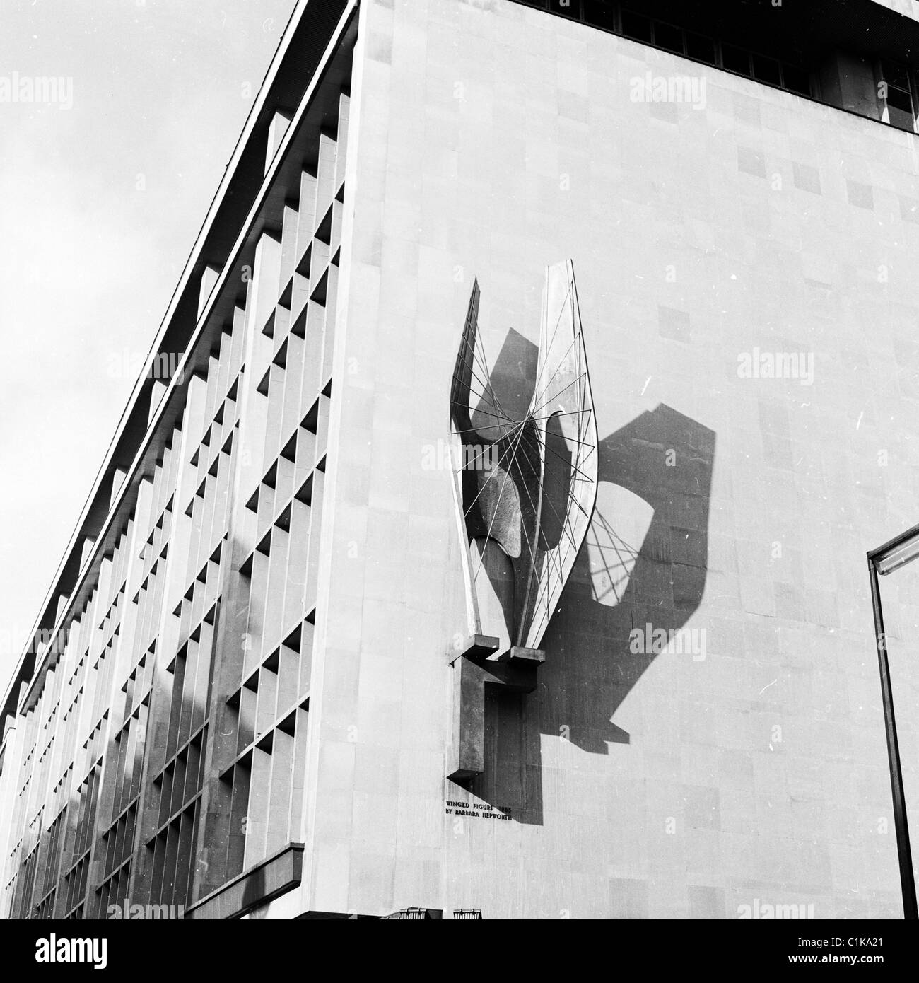 1960er Jahre London. Blick aus den 1960er Jahren die Skulpturen von Barbara Hepworth auf John Lewis Department Store, Oxford Street. Stockfoto