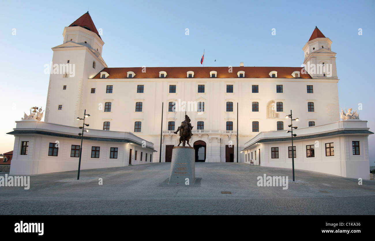 Statue von König Svatopluk vor erneuten Burg von Bratislava, Slowakei Stockfoto