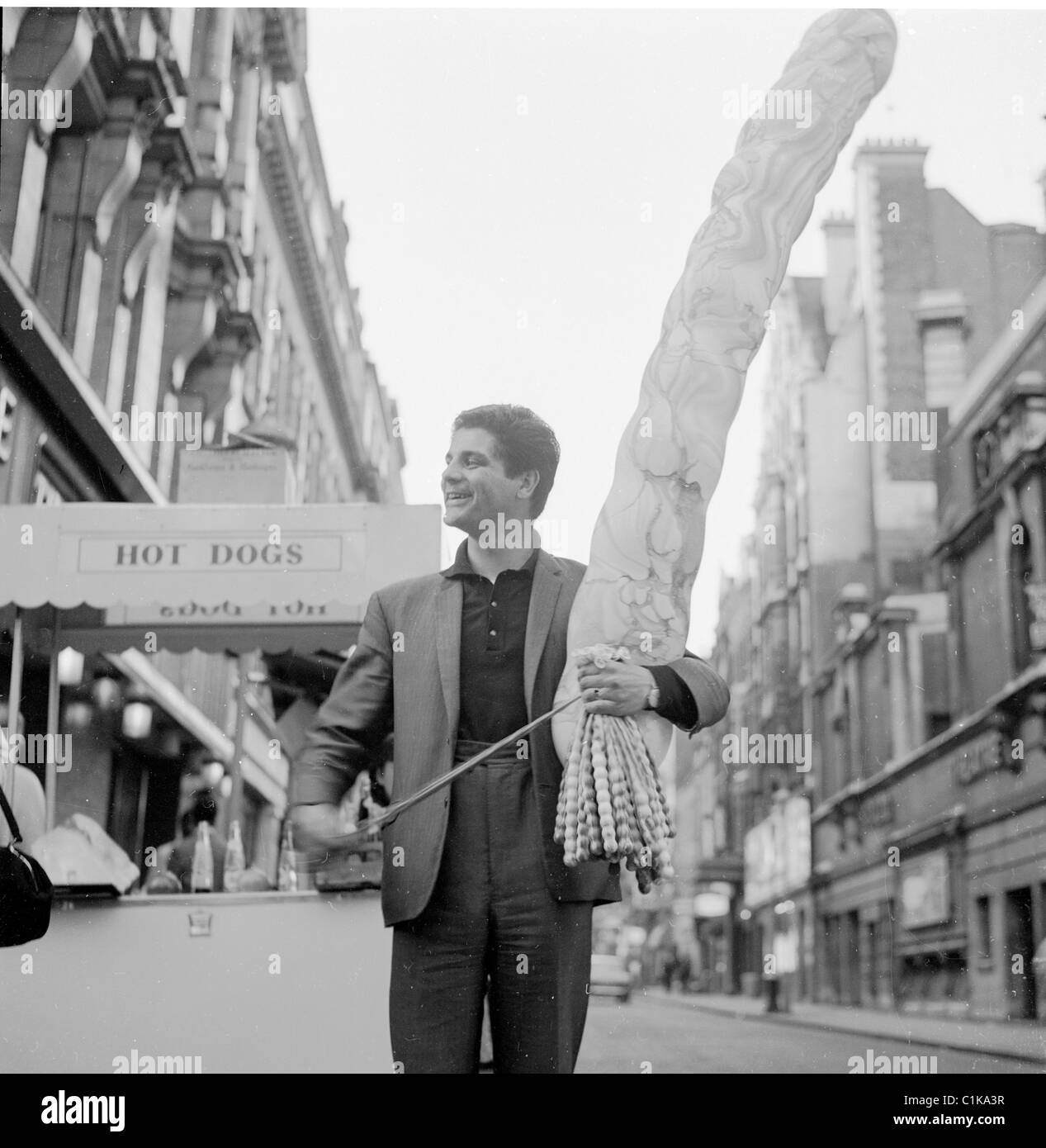 1960er Jahre London. Straßenhändler verkaufen lange, schmale geformten Ballons am Leicester Square, in diesem historischen Bild von J Allan Cash. Stockfoto