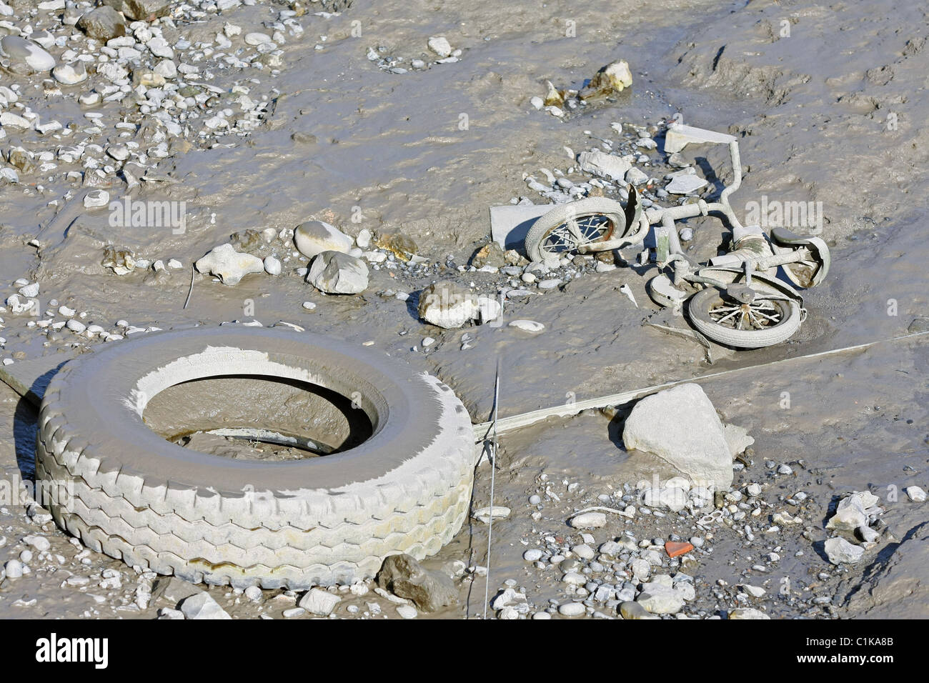 Ein Reifen und ein Kind Zyklus entsorgt in der Themse, London, England Stockfoto