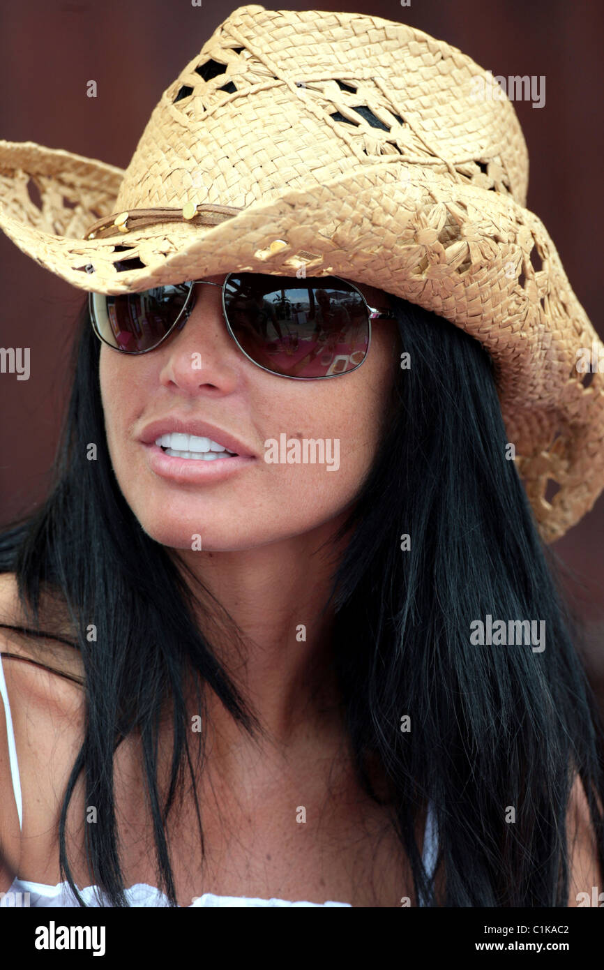 Katie Price macht Shoppen in der Stadt Ibiza Stadt, Ibiza - 20.06.09 .com Stockfoto