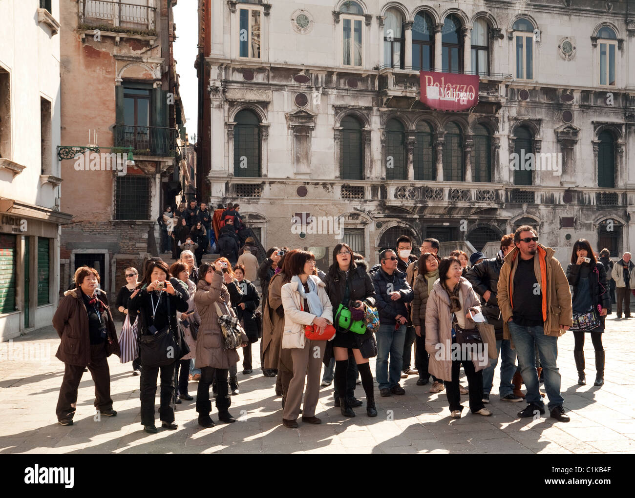 Eine Gruppe japanischer Touristen auf einer geführten Tour von Venedig Stockfoto