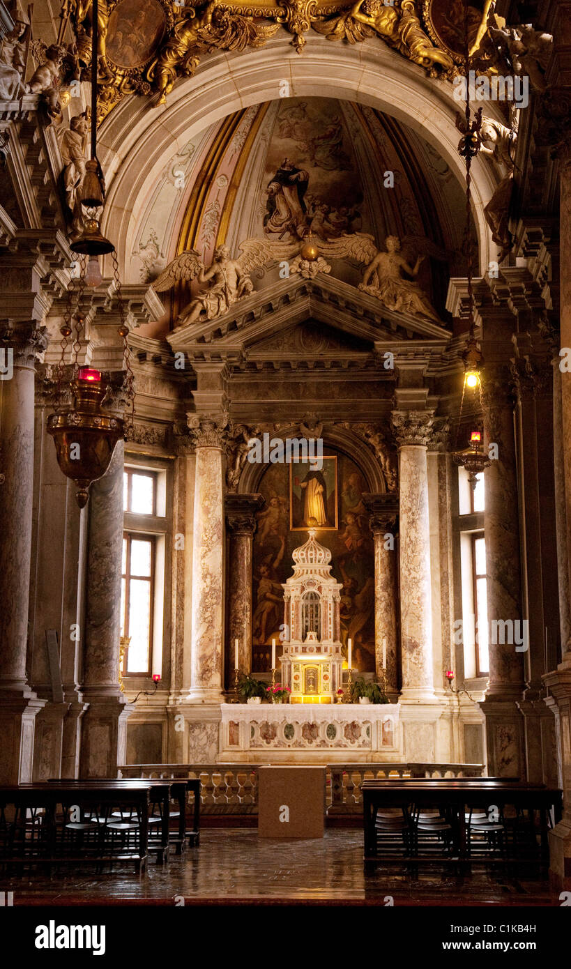 Im Inneren der Basilika di San Giovanni e Paolo, Campo San Giovanni e