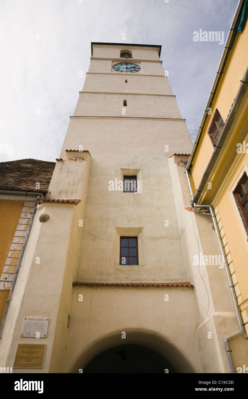 Piata Mare Sibiu Siebenbürgen Rumänien. Des Rates Turm Uhr Turnul Sfatului von unten in die historische Stadt Hermannstadt Stockfoto