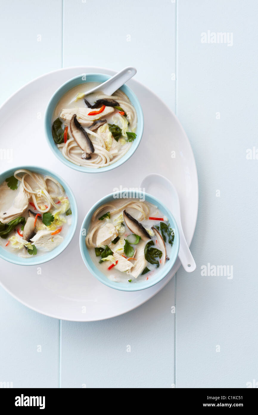 Asiatische Kokos-Suppe mit Huhn Stockfoto
