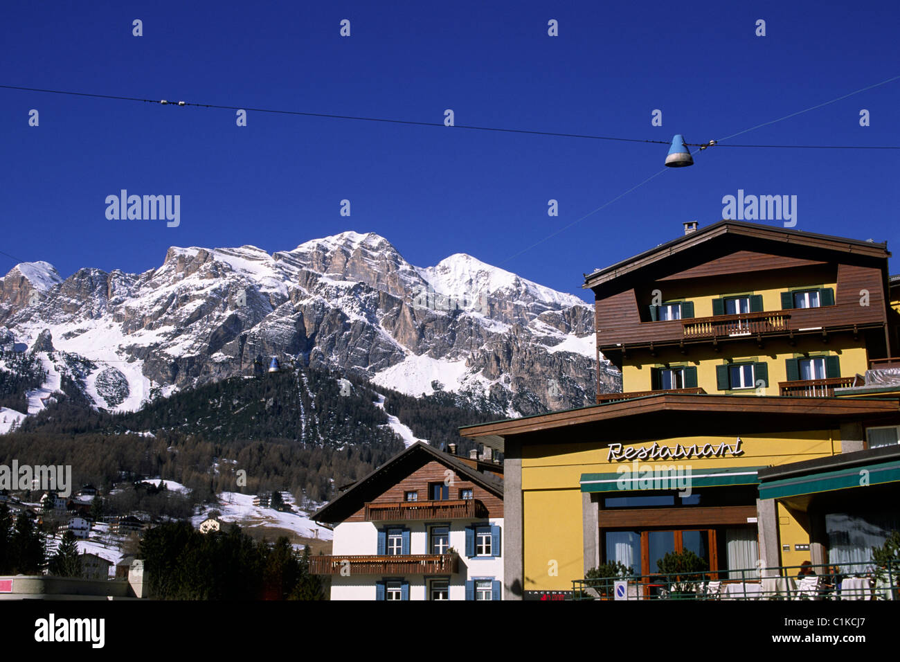 Italien, Venetien, Dolomiten, Cortina d'Ampezzo, Hotel de la Poste und Le Tofane Berge Stockfoto