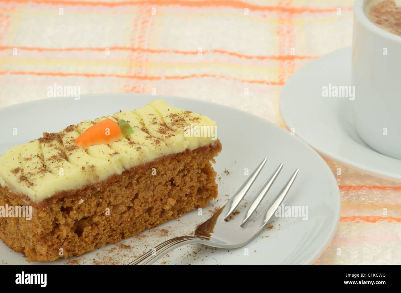 Karotte-Kuchen und einen cappuccino Stockfoto