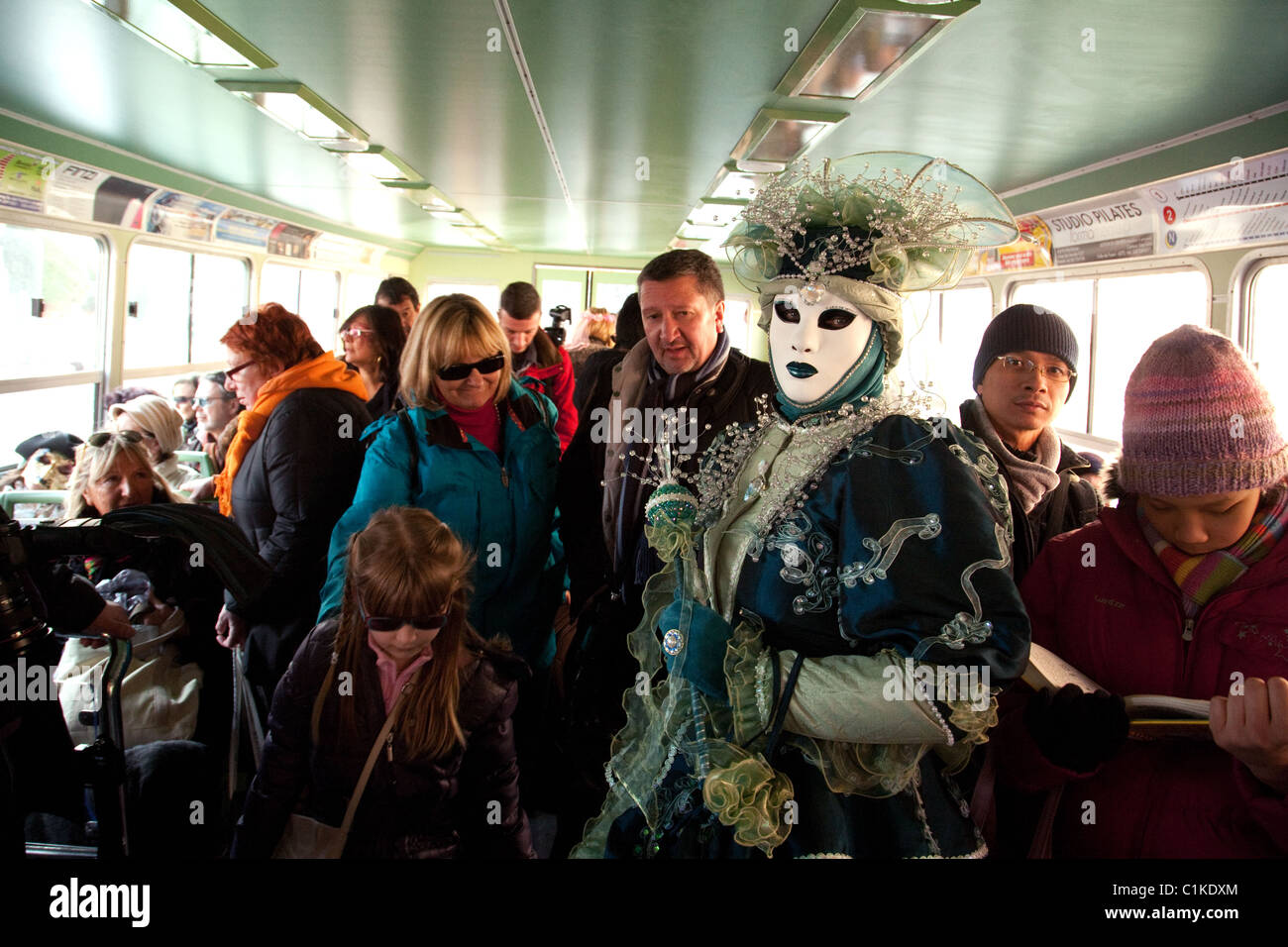 Eine kostümierte Charakter unterwegs eine Wasser-Bus, der Karneval, Venedig, Italien Stockfoto