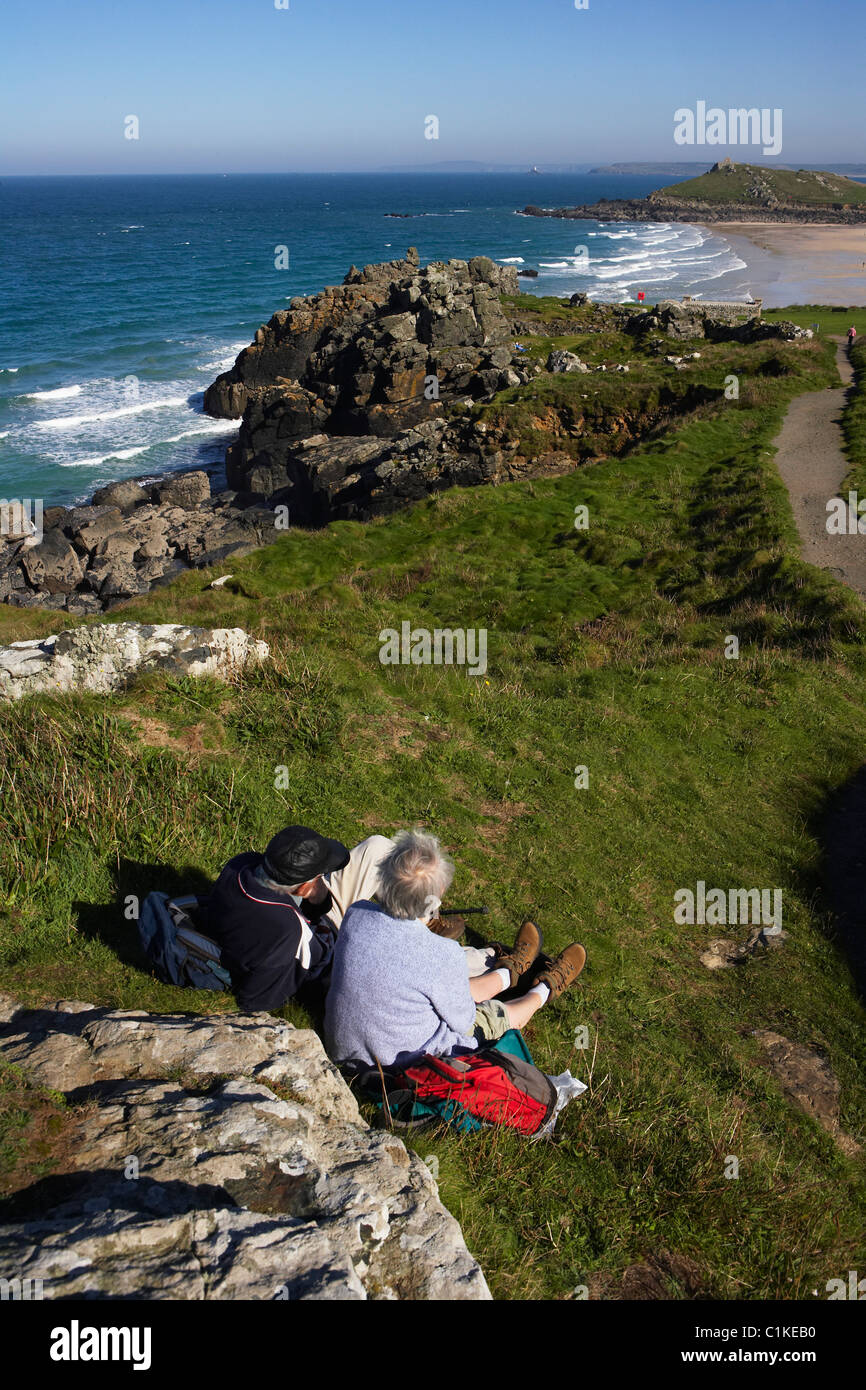 Paar ruhen, Porthmeor Beach, St. Ives, Cornwall, England, Vereinigtes Königreich Stockfoto