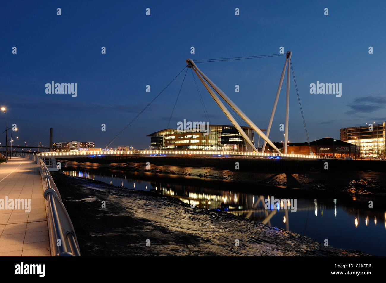 Newport Stadt Fußgängerbrücke und am Wasser Stockfoto