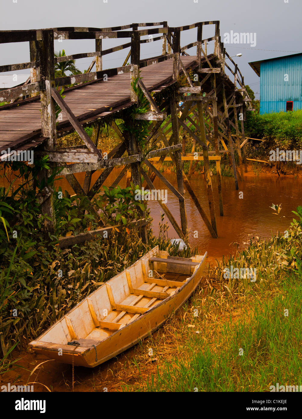 Hölzerne Brücke und Boot, Iban-Dorf in der Nähe von Sibu, Malaysia Borneo Stockfoto