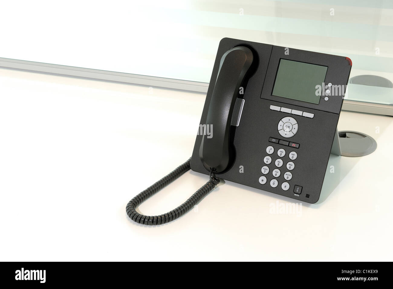 Telefon auf dem Schreibtisch im Büro Stockfoto