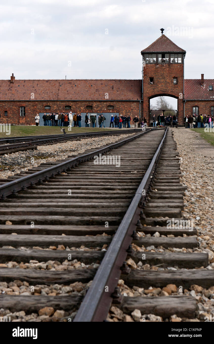 Eisenbahnlinien und Eingang zu Auschwitz II-Birkenau, Polen. Stockfoto