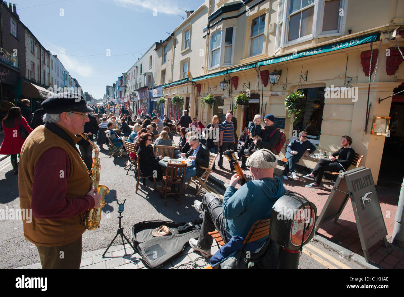 Straßenkünstler unterhalten Menschen am Samstagmittag in Gardner Street, im Bereich North Lanes von Brighton, England. Stockfoto