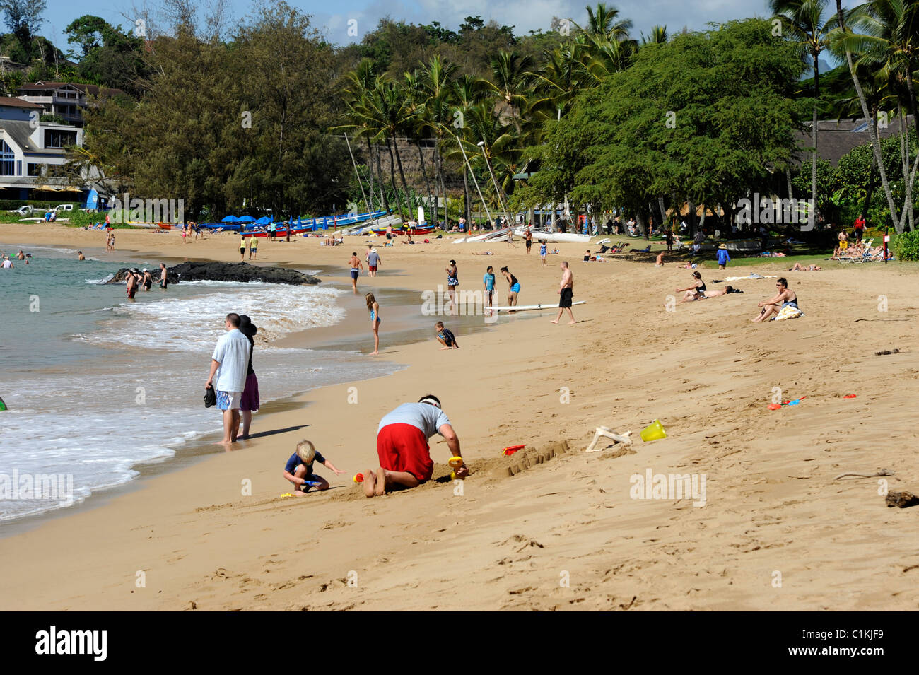 Urlauber entspannen Sie am Kalapaki Strand von Marriott Kauai Hawaii Nawilwili Bay Stockfoto