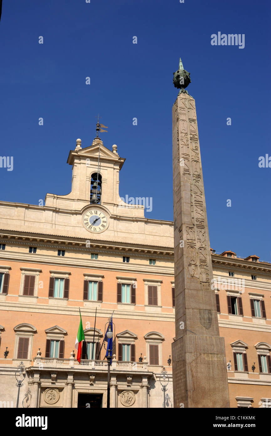 Italien, Rom, Montecitorio, ägyptischer Obelisk und Abgeordnetenkammer Stockfoto