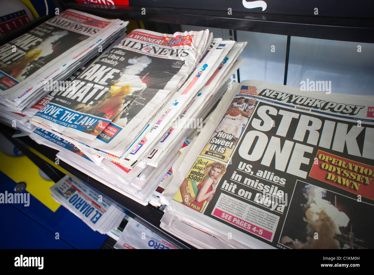 Schlagzeilen von New York Zeitungen ein Zeitungskiosk auf die Operation Odyssey Dawn in Libyen Stockfoto