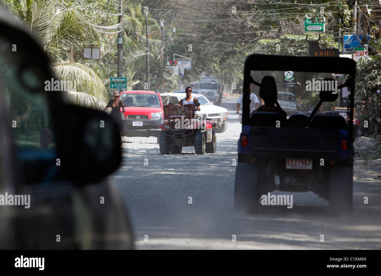 Verkehr auf dem staubigen Feldweg in der touristischen Stadt von Santa Teresa auf der Nicoya Halbinsel, Costa Rica Stockfoto