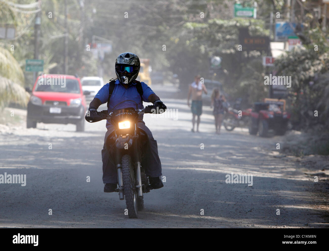 Motorrad auf dem Feldweg in der touristischen Stadt von Santa Teresa auf der Nicoya Halbinsel, Costa Rica Stockfoto