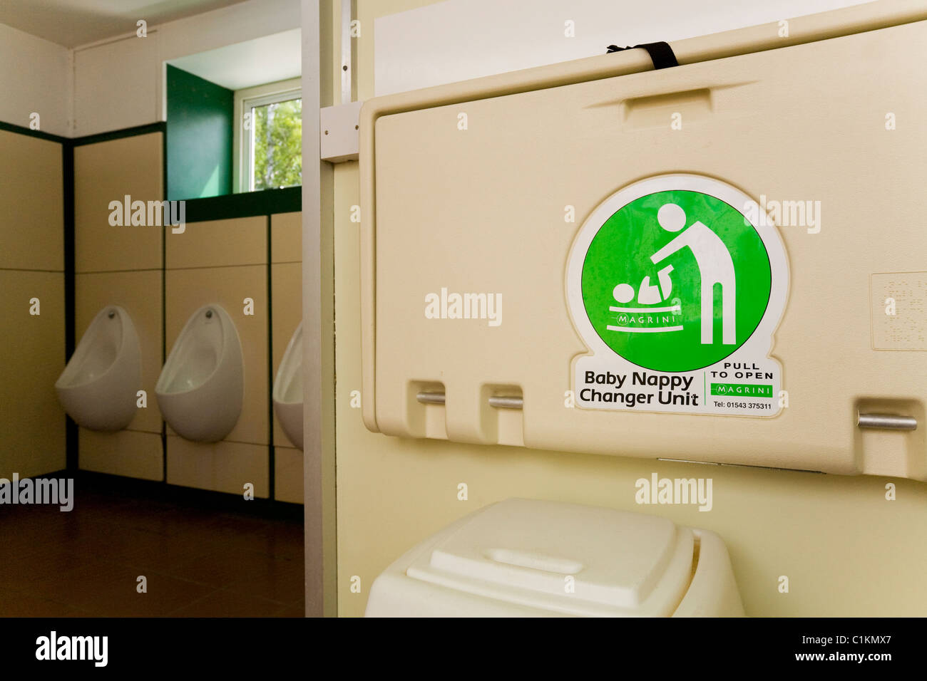 Baby-Änderung / Einrichtung mit Wechsler Gerät in einen Mann ändern / Herren WC / Herren / Gentlemens / Gentlemans WC / Bad. Stockfoto