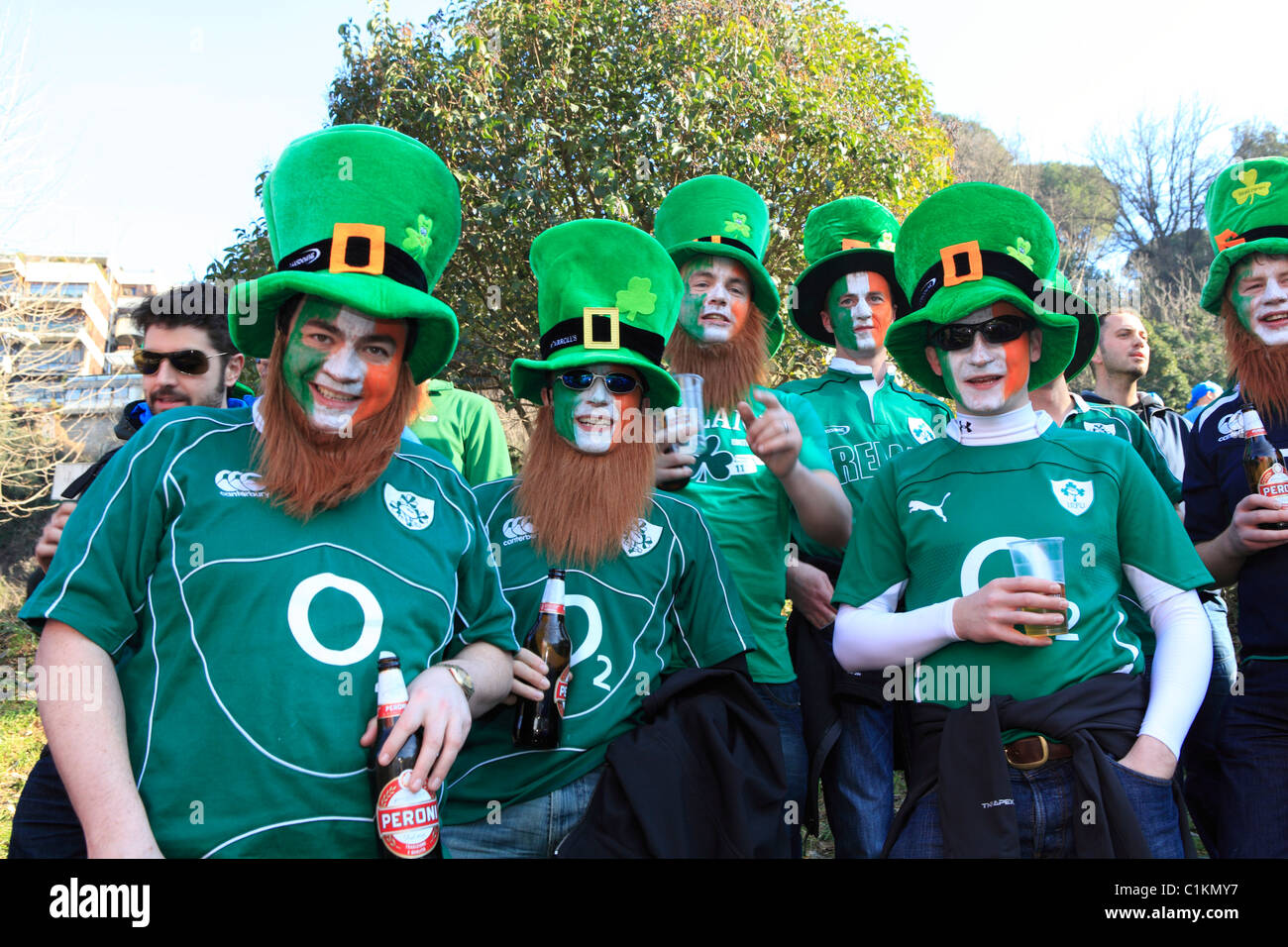 Irischer Rugby-Fans in Rom verkleidet als Kobolde Stockfoto