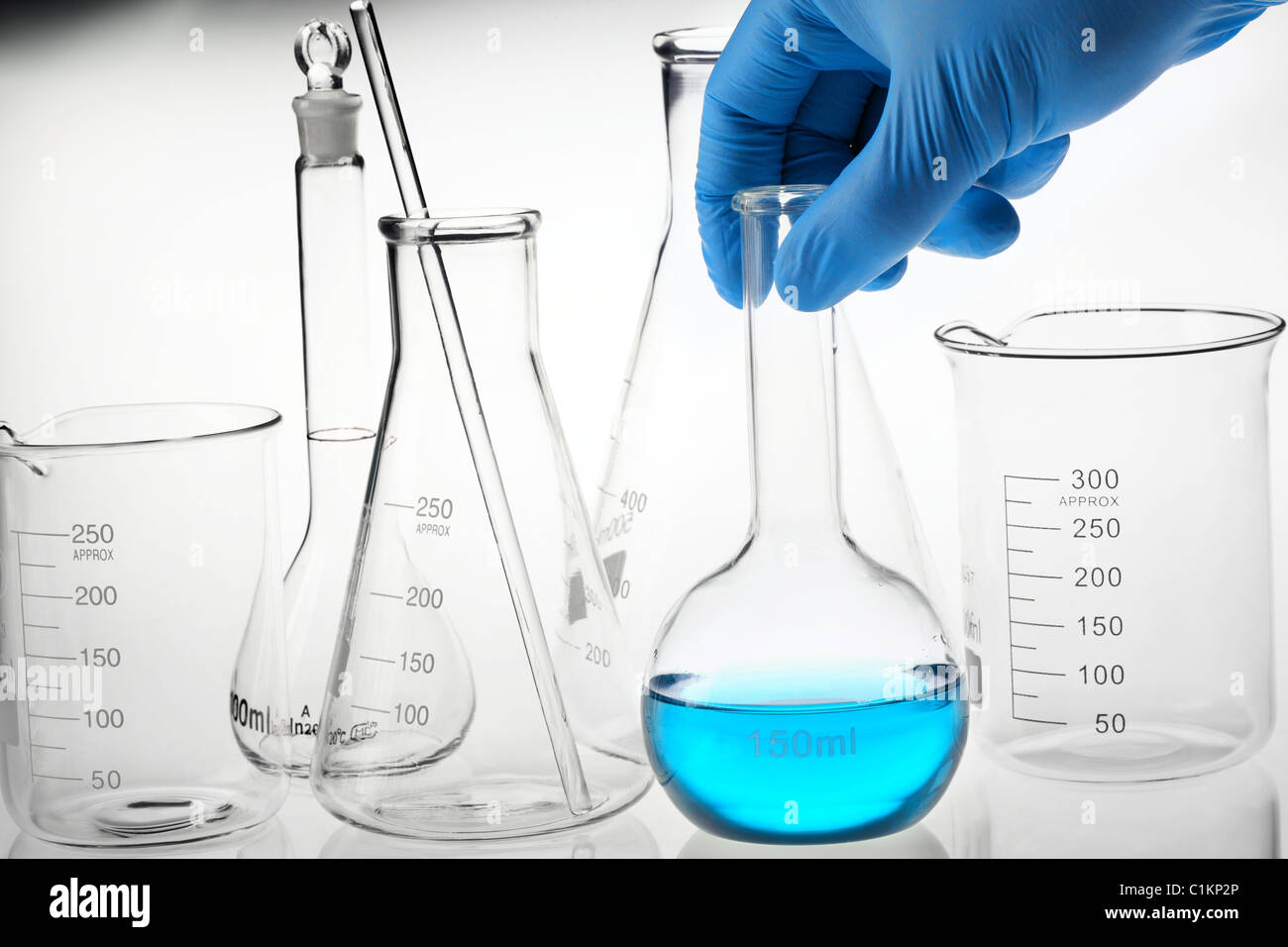 Wissenschaftler Hand hält eine Flasche in einem Forschungslabor. Stockfoto