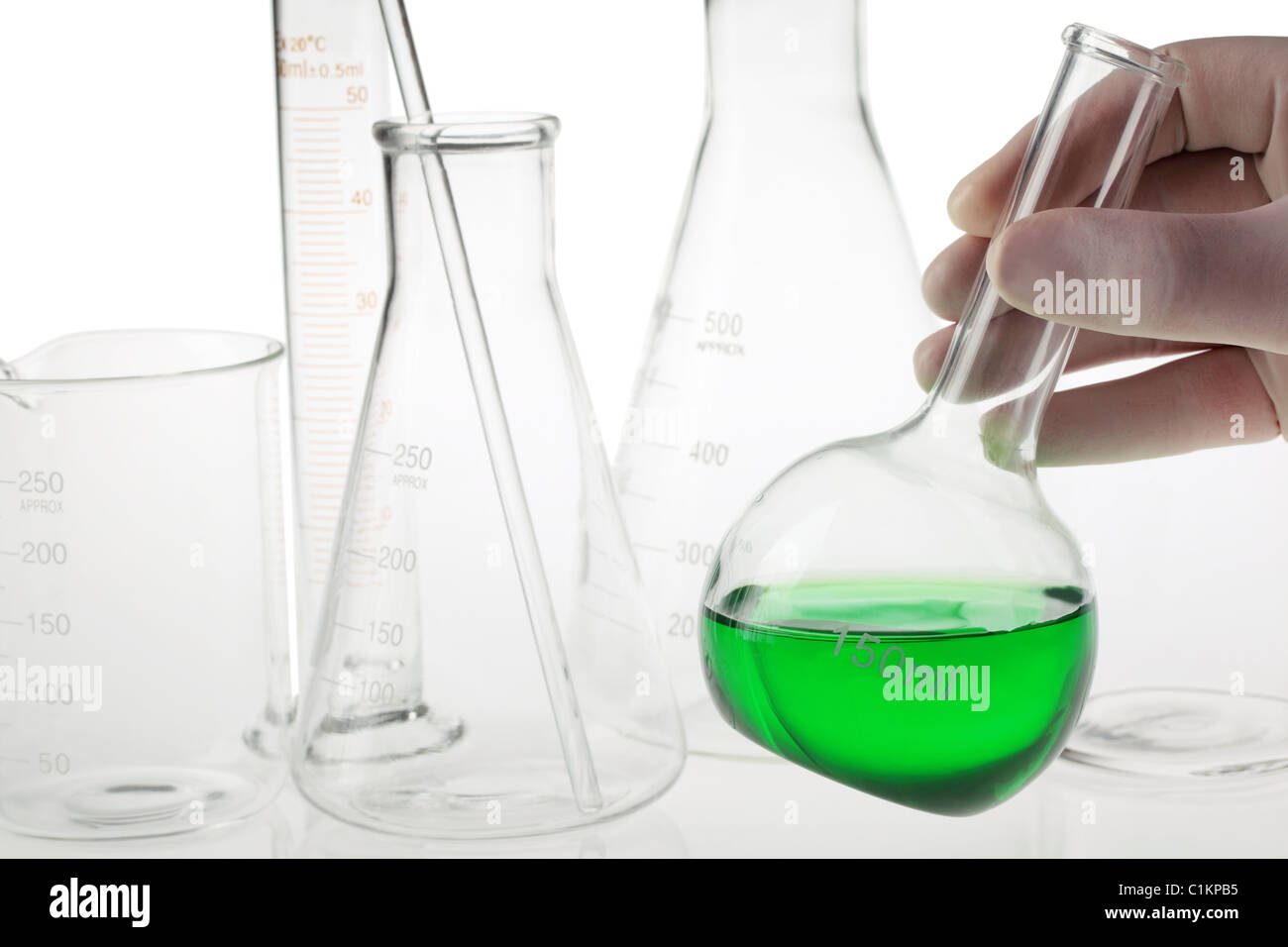 Wissenschaftler Hand hält eine Flasche in einem Forschungslabor. Stockfoto