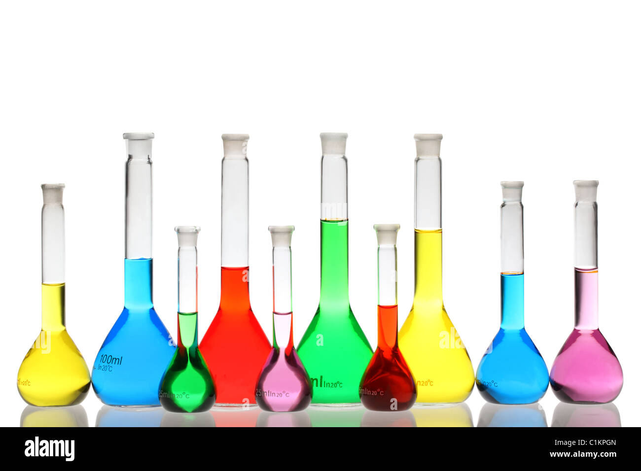 Laborglas mit Flüssigkeiten in verschiedenen Farben, die isoliert auf weißem Hintergrund Stockfoto