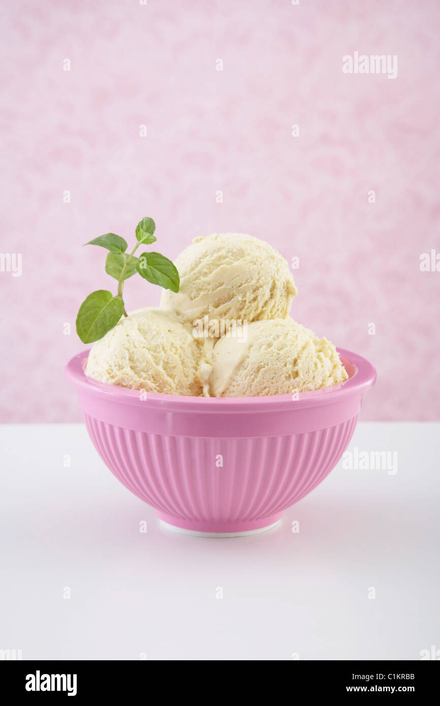 Schüssel mit Vanille-Eis Stockfoto