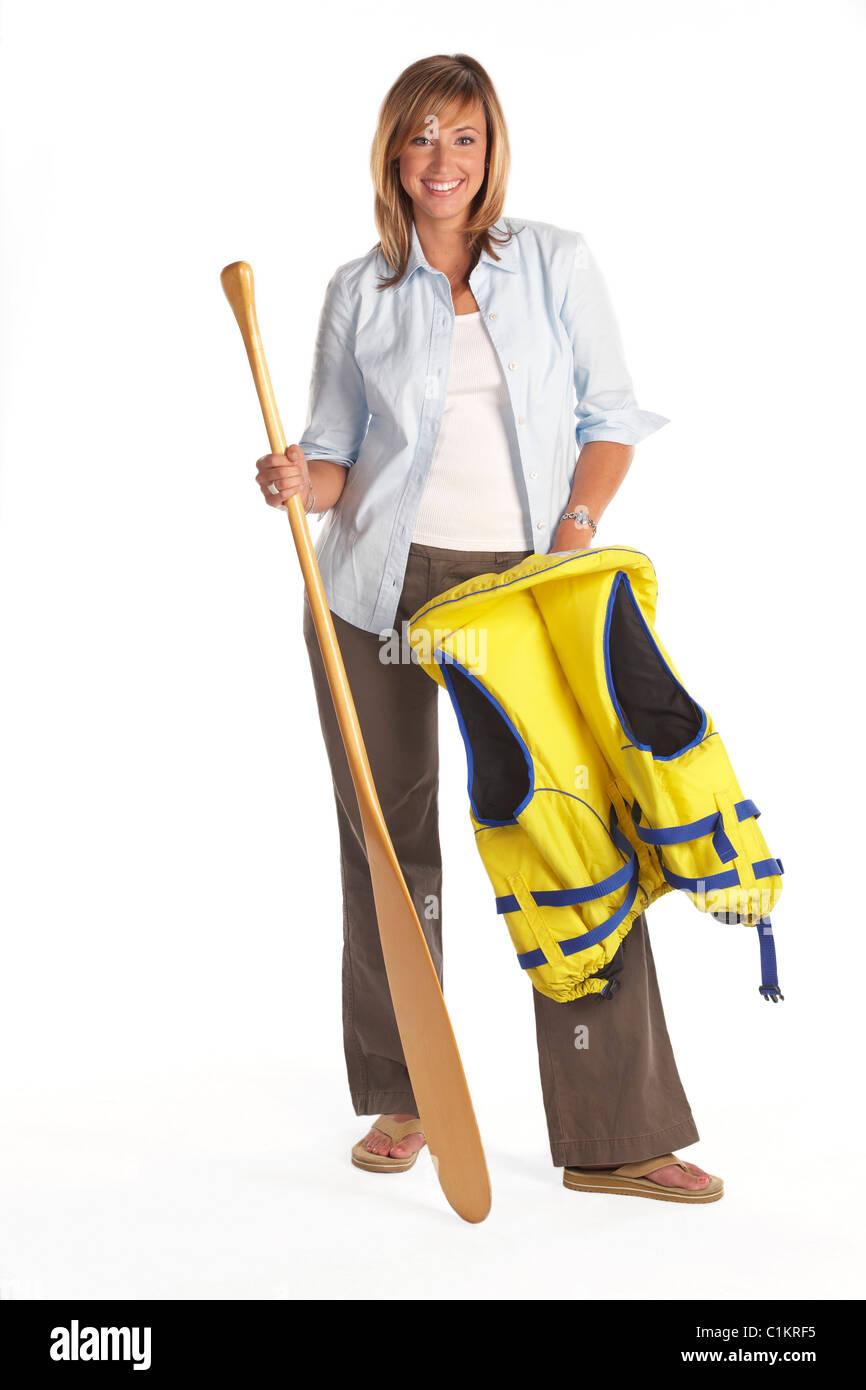Porträt der Frau trägt eine Schwimmweste und hält eine Kanu-Paddel Stockfoto