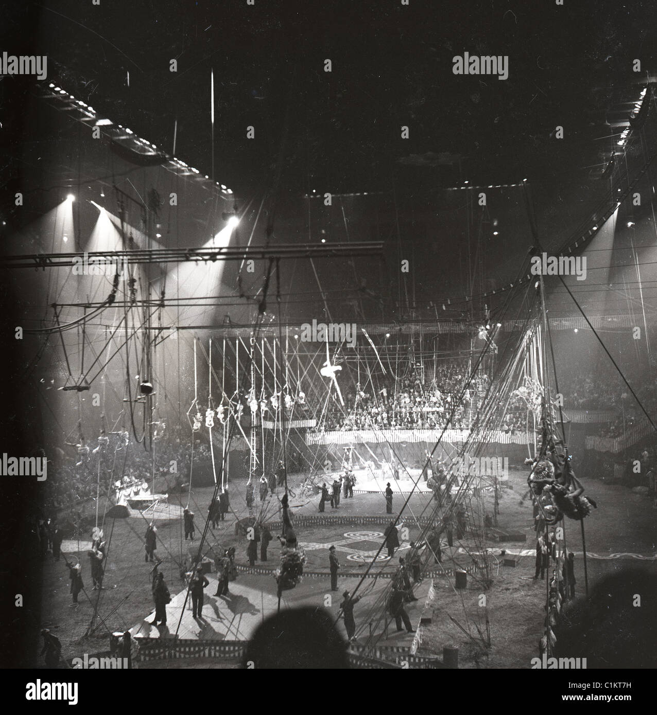 Zirkusartisten in schwarz / weiß Foto in riesigen Arena Zelt Big top Stockfoto
