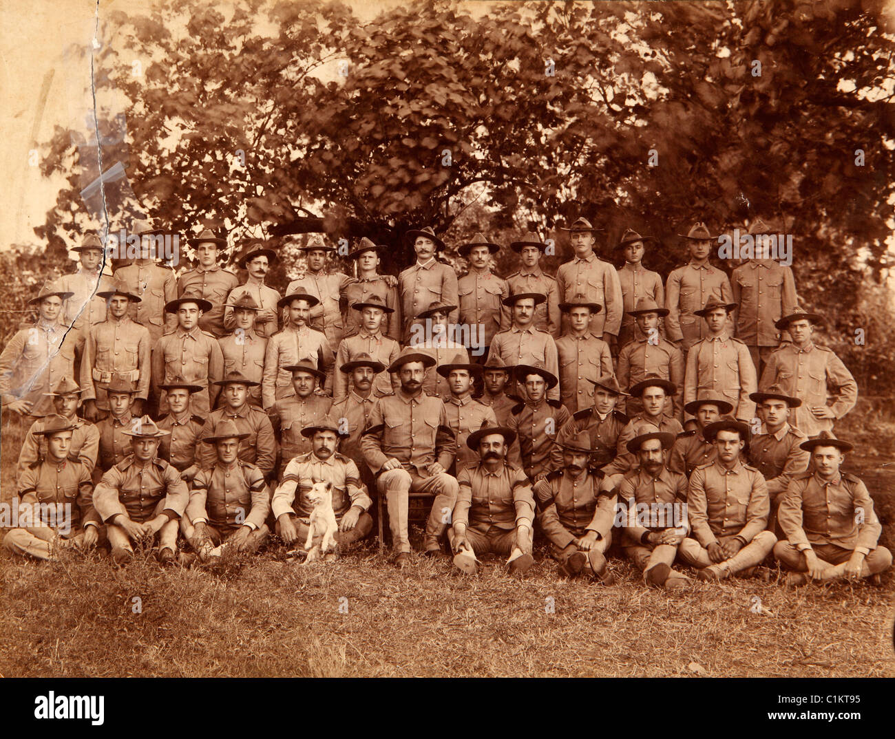 Soldaten der 5. Kavallerie-Division versammeln sich zum Gruppenbild im Spanisch-Amerikanischen Krieg im Jahre 1901 in Philippinen Stockfoto