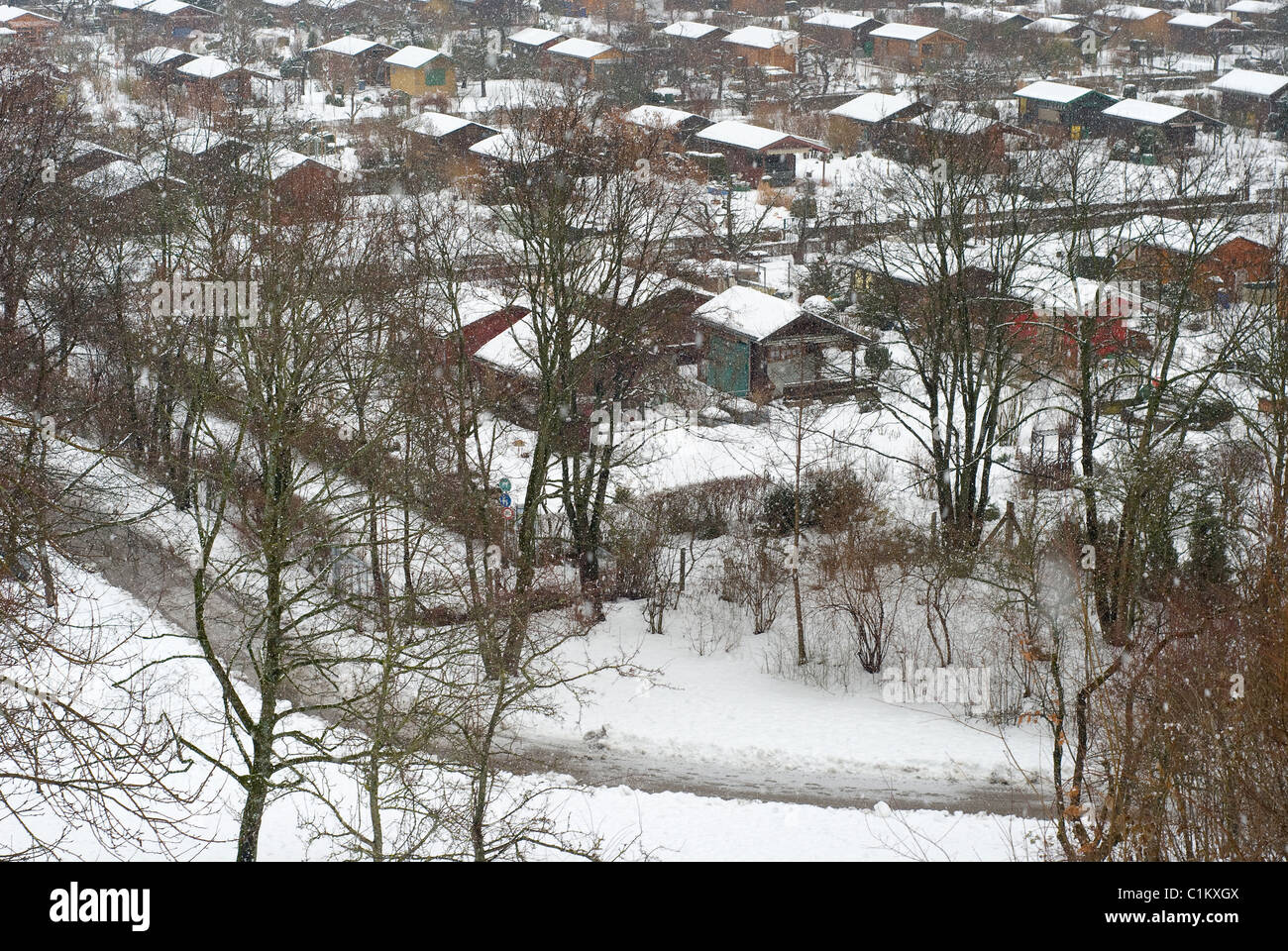 Deutsch Gartenhäuser an einem verschneiten Tag Stockfoto