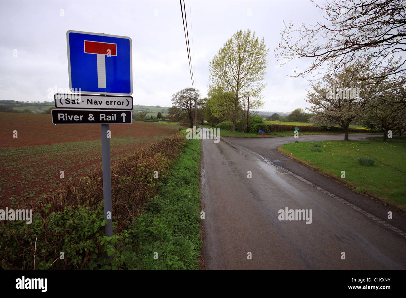 Sat Nav Fehler Schild am Straßenrand führt die Straße zum Fluss Stockfoto