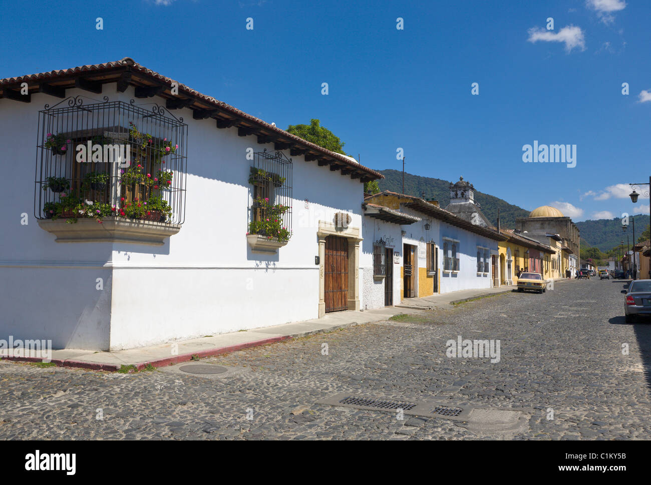 Typische Straße und Häuser, Antigua, Guatemala Stockfoto