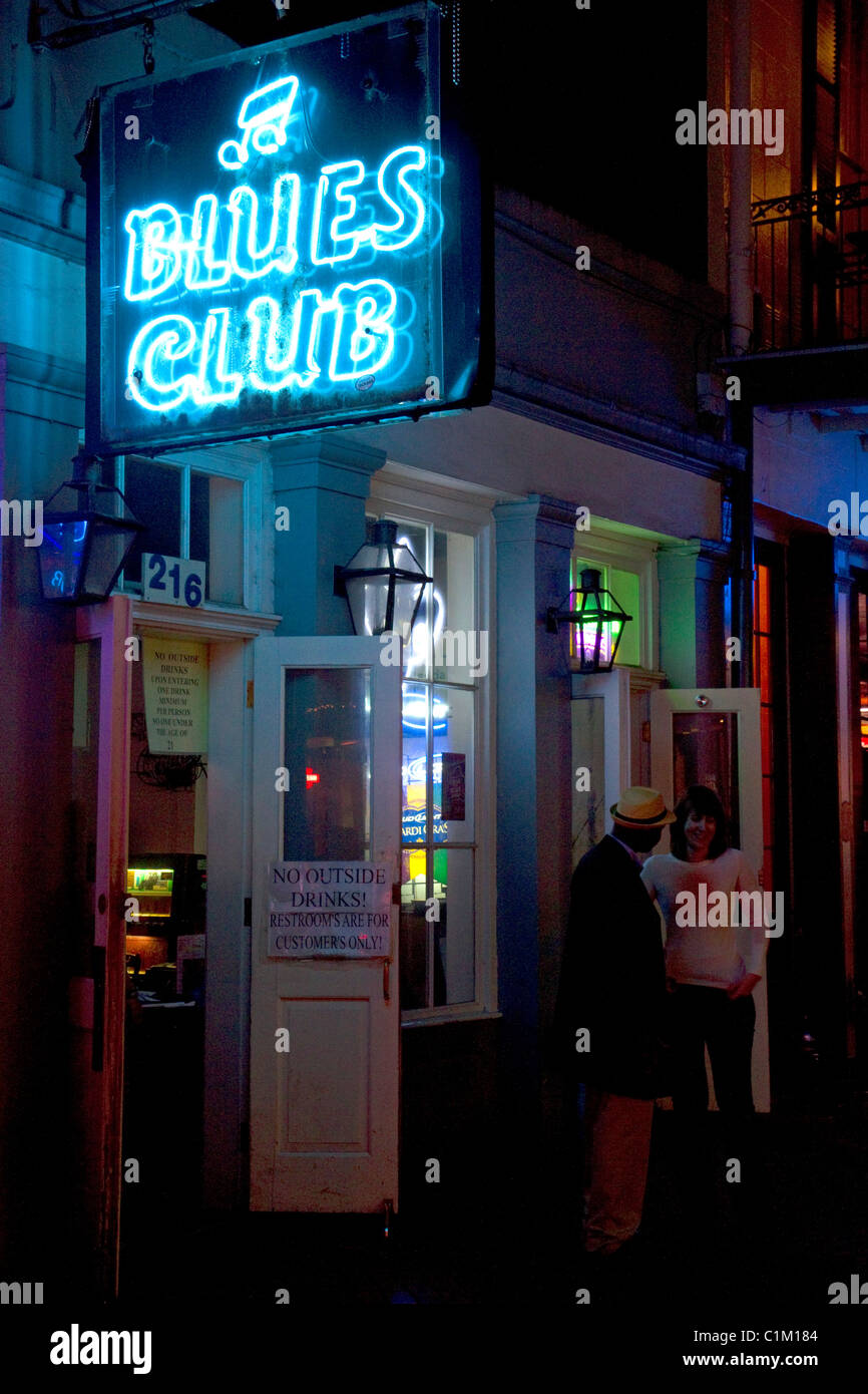 Blues Club Leuchtreklame auf der Bourbon Street in der Französisch Quarter von New Orleans, Louisiana, USA. Stockfoto