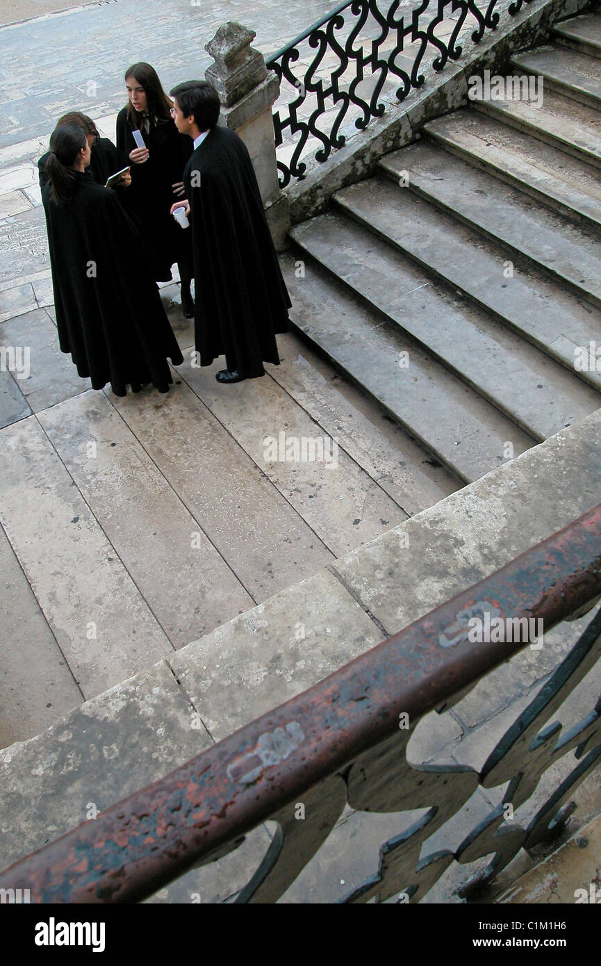 Portugal, Coimbra, Coimbra Universität, eine der ältesten Universitäten in Europa, SchülerInnen mit ihren schwarzen Umhang Stockfoto