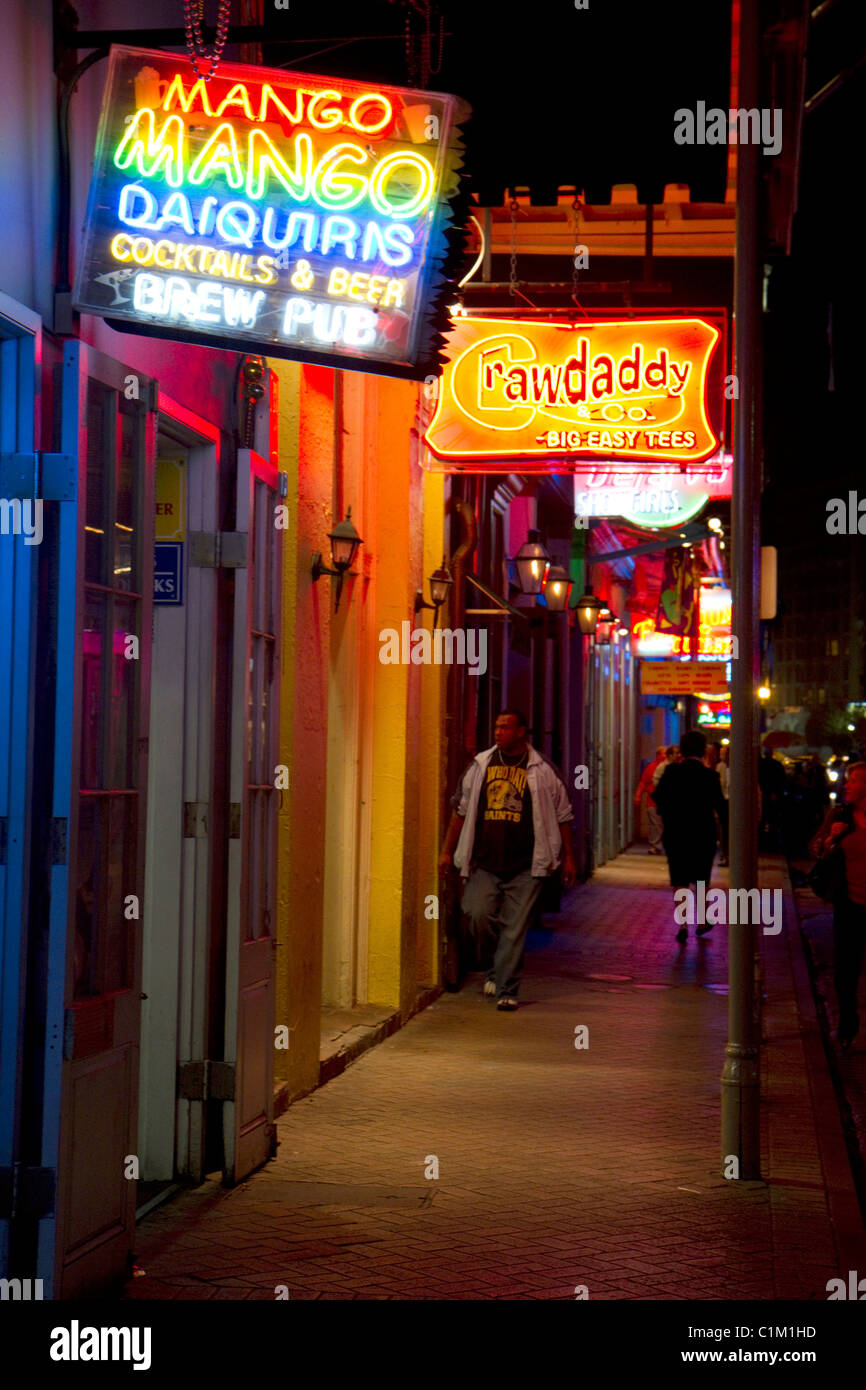 Leuchtreklamen an Bars und Restaurants entlang der Bourbon Street in der Französisch Quarter von New Orleans, Louisiana, USA. Stockfoto