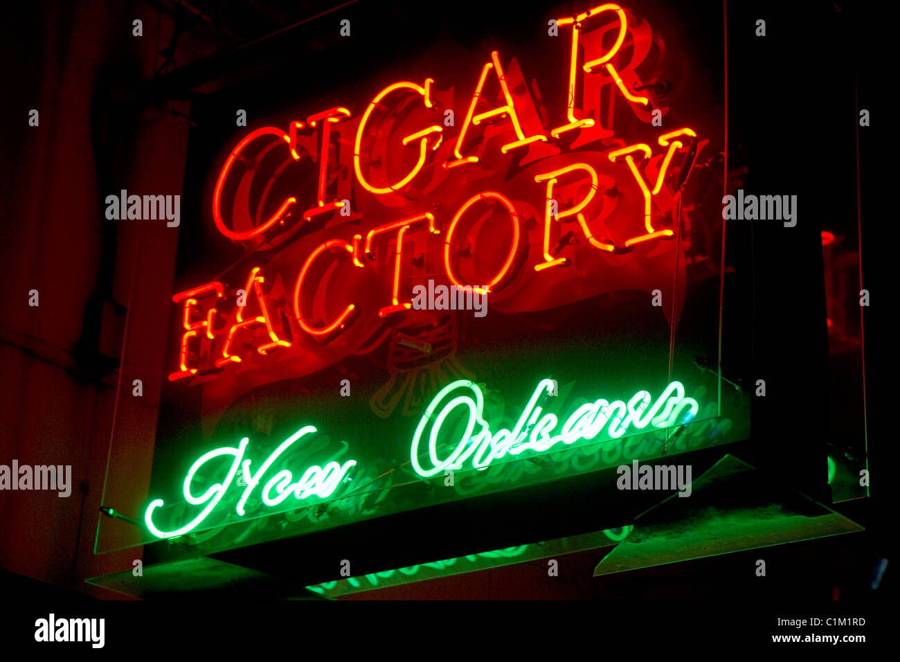 Cigar Factory Leuchtreklame in der Französisch Quarter von New Orleans, Louisiana, USA. Stockfoto