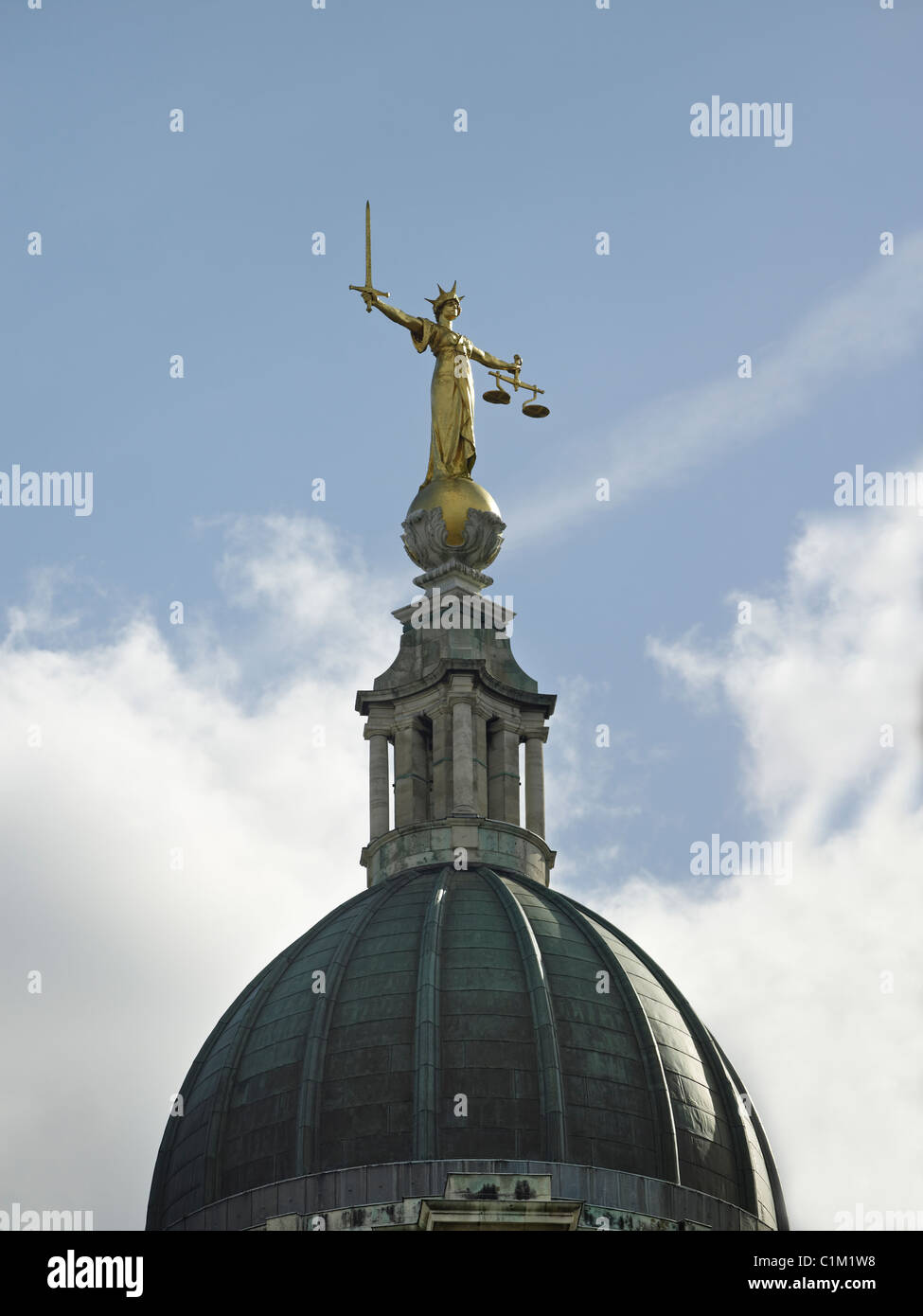 Figur der Justitia mit einem Schwert für Bestrafung und Balance Waagen Gerichtshofs im Old Bailey, der zentrale Verbrecher Co Stockfoto