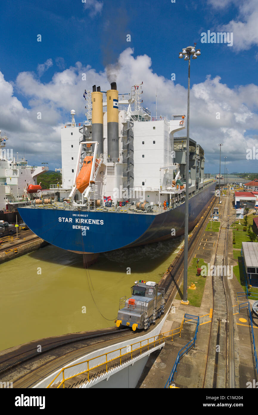 Norwegische Frachter durch Gatun Schleusen, Panamakanal, Panama Stockfoto