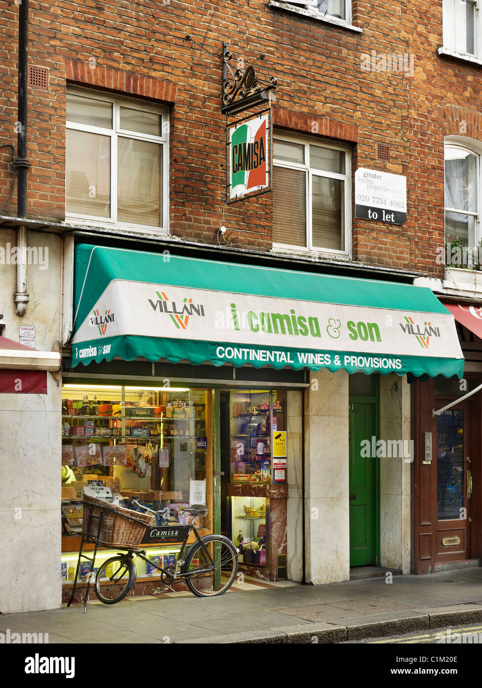 Camisa speichert, Old Compton Street, Soho, London. Traditionelle italienische Feinkost mit Lieferung Fahrrad. Stockfoto